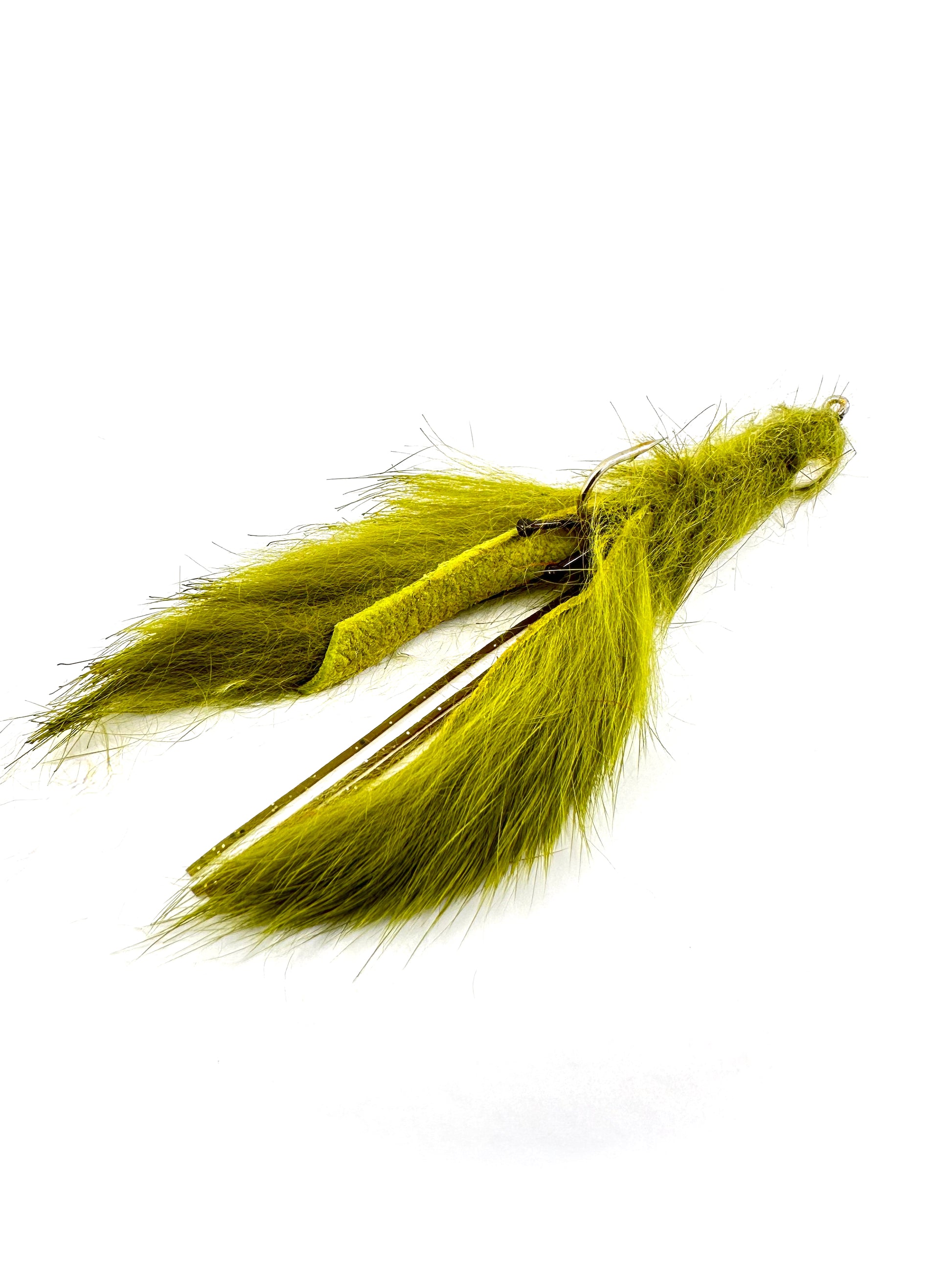 Green natural crayfish fly for fly fishing, expertly designed to mimic a natural crayfish, ideal for attracting bass, trout, and other predatory fish. Perfect for freshwater fishing in rivers and lakes with realistic movement and durable construction.